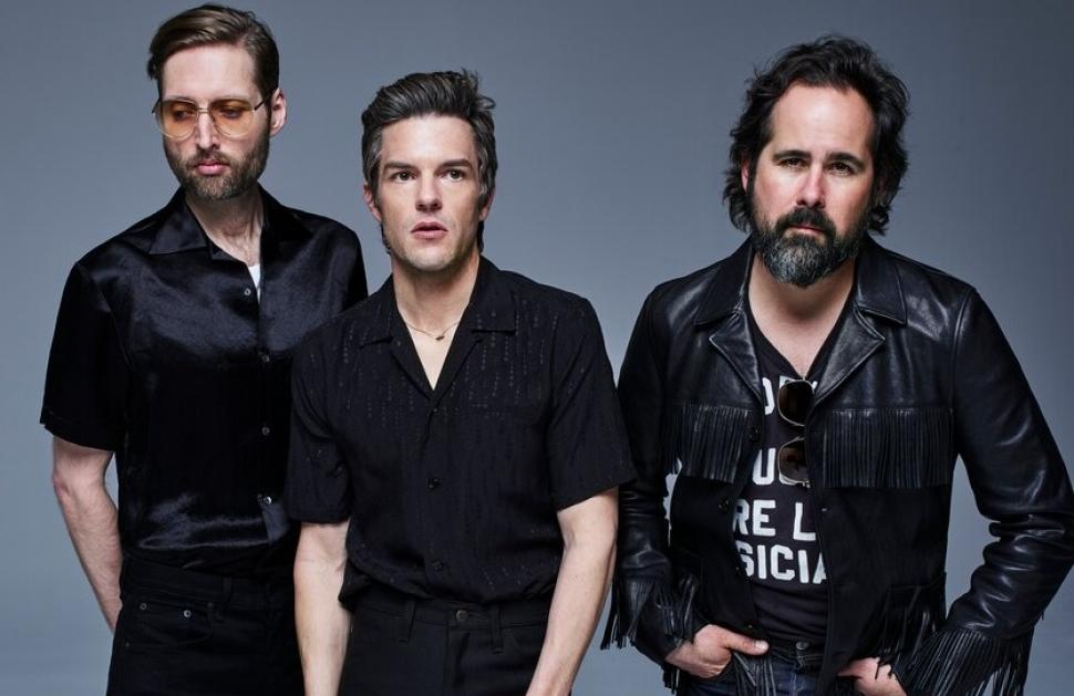 Personel The Killers dengan outfit serba hitam